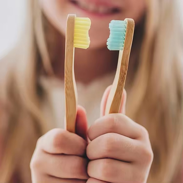 定制私人徽标有机可生物降解竹牙刷，带蓖麻油刷毛